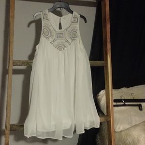 White sleeveless tunic